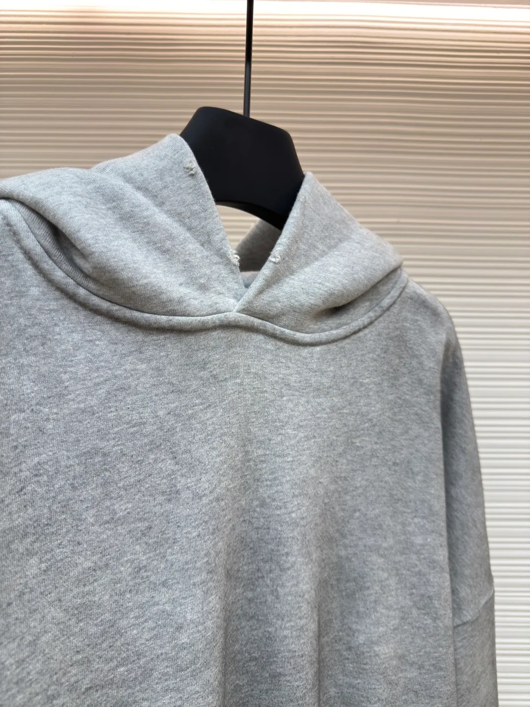 Acne Studios 1996 distressed printed hooded sweatshirt ●Authentic product: Purchased and developed by 2259 ●Item number: 1680614-A85 ●Fabric: pure cotton fabric ●Technology: printing production ●Version: loose fit ●Weight: about 915 grams ●Size: S-M-L-XL ●Description: The fabric is made of custom-made pure cotton, washed with distressed and dirty gradient techniques, printed on the back, and the overall wiring is straight and delicate. The fabric is comfortable and soft, with consistent colors and no color difference. It can be matched with the same style to create a fashionable look and control various occasions. Customized accessories, complete with three standards, same style for men and women!